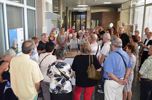 Départ de la visite devant la maquette de l'hopital